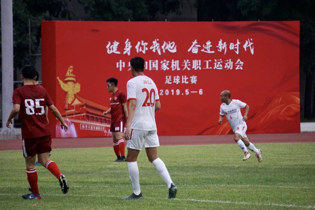 包含国内足球强队对阵，比赛场面火爆，球员斗志昂扬的词条