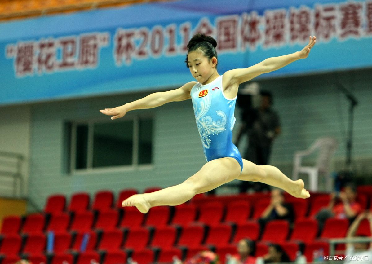 跳马比赛，飞驰冲刺：体操运动员演绎华章