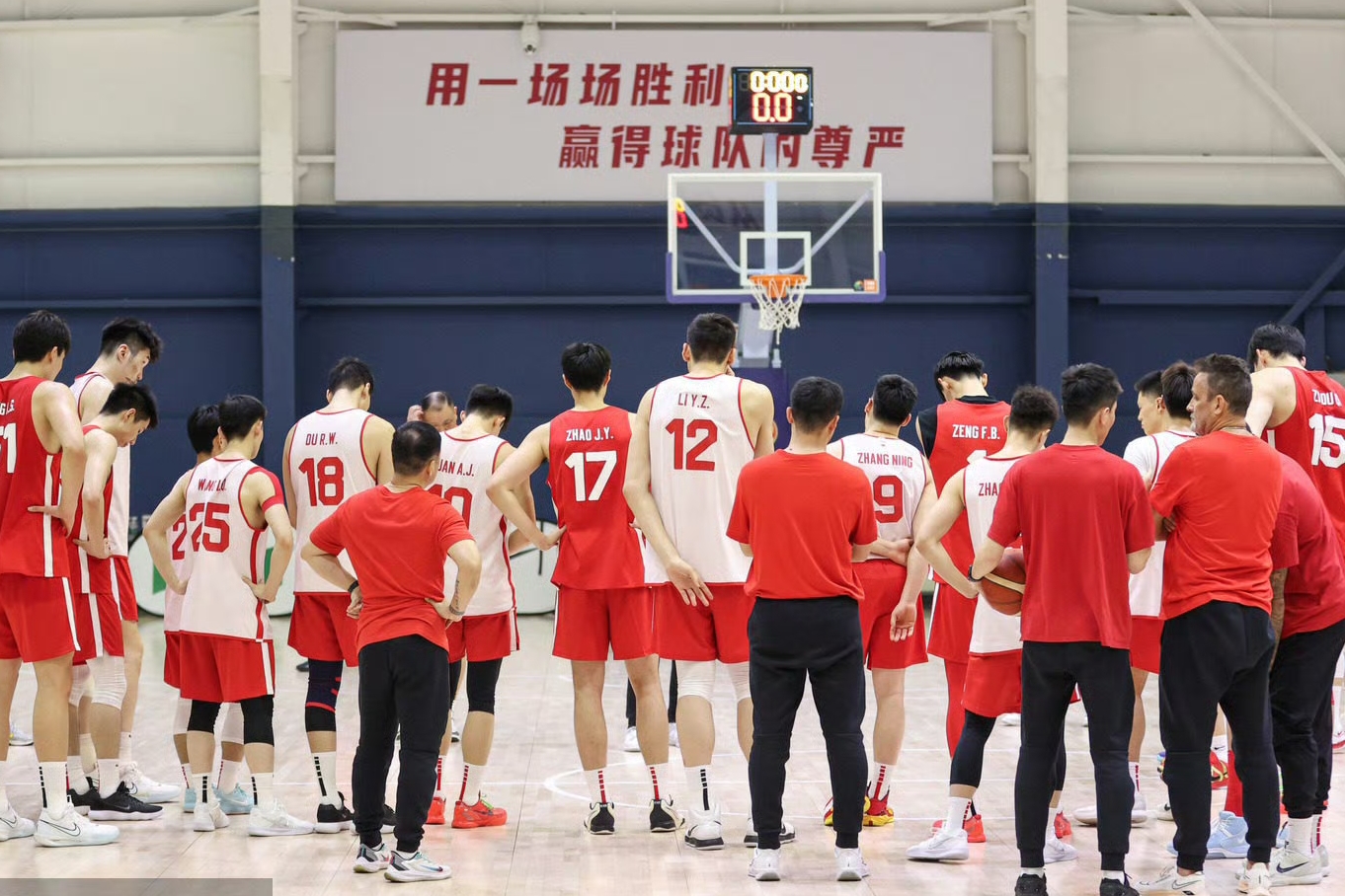 主场作战气氛热烈，球迷为球队加油