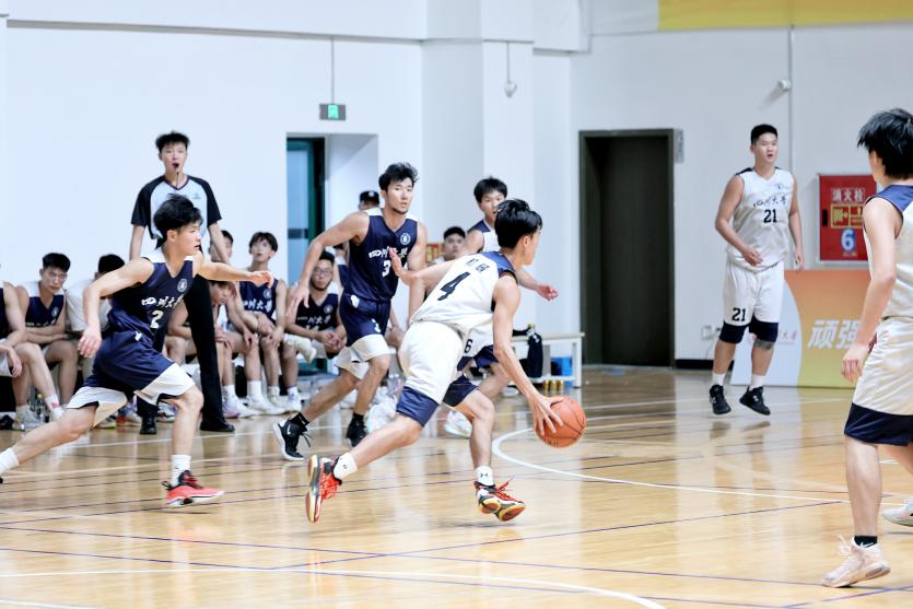 篮球男子半决赛：两队争锋对决，燃情激烈