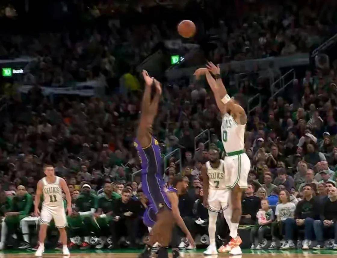 凯尔特人逆转湖人，戴维斯状态下滑