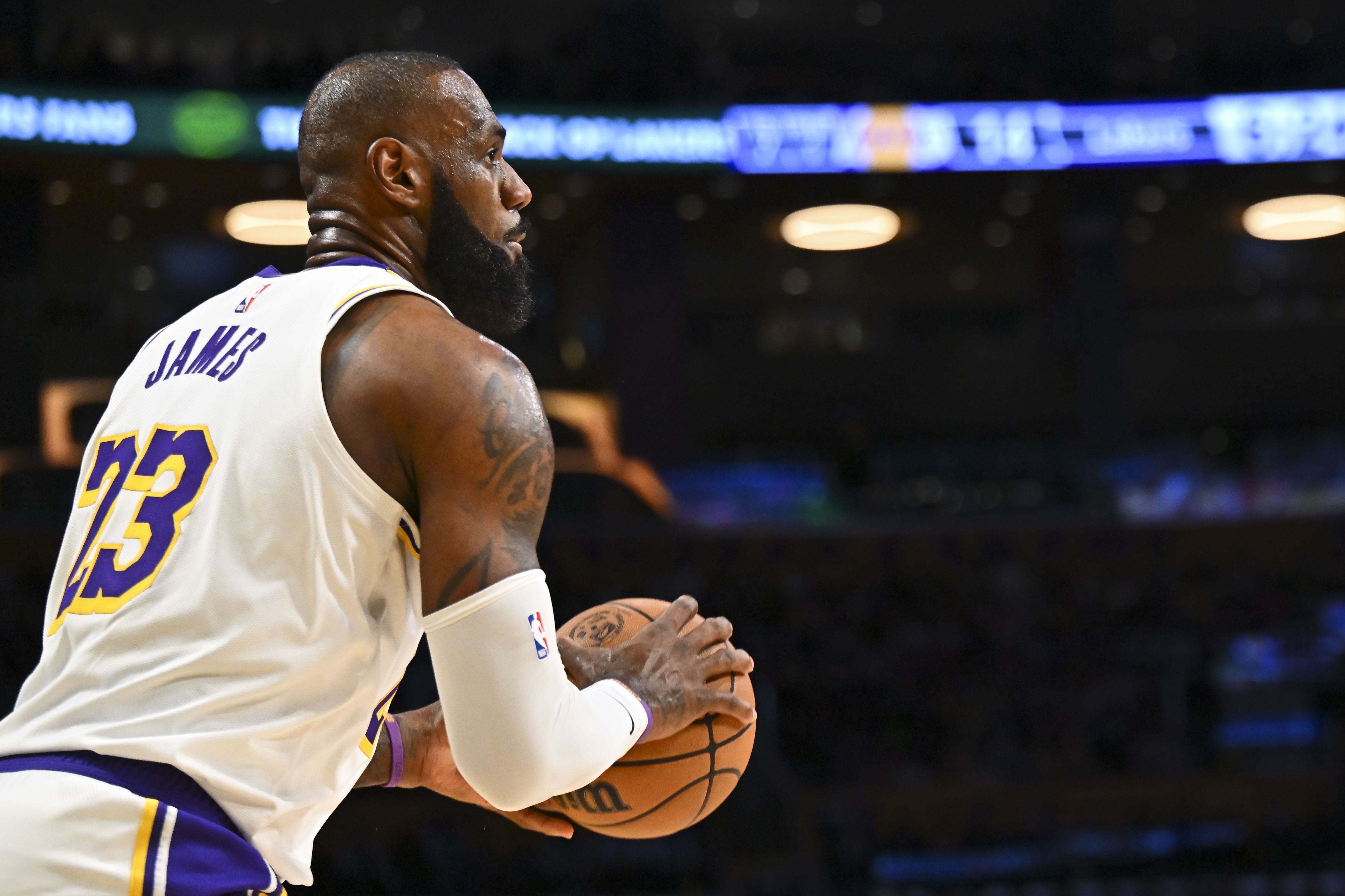 詹姆斯三双,湖人主场击败森林狼 詹姆斯三双,湖人主场击败森林狼