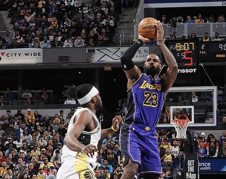 湖人险胜国王，詹姆斯压哨绝杀