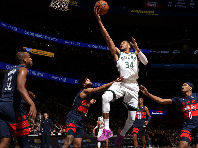 雄鹿险胜篮网，字母哥砍下31分