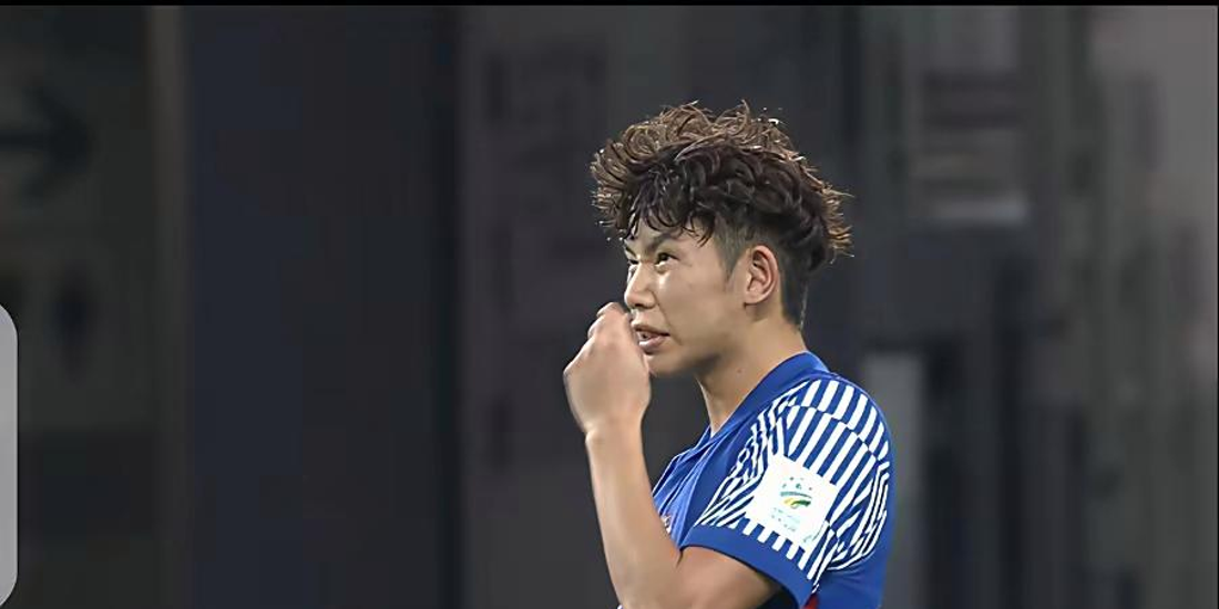 申花队员与裁判发生口角,赛场紧张气氛 申花队员与裁判发生口角,赛场紧张气氛