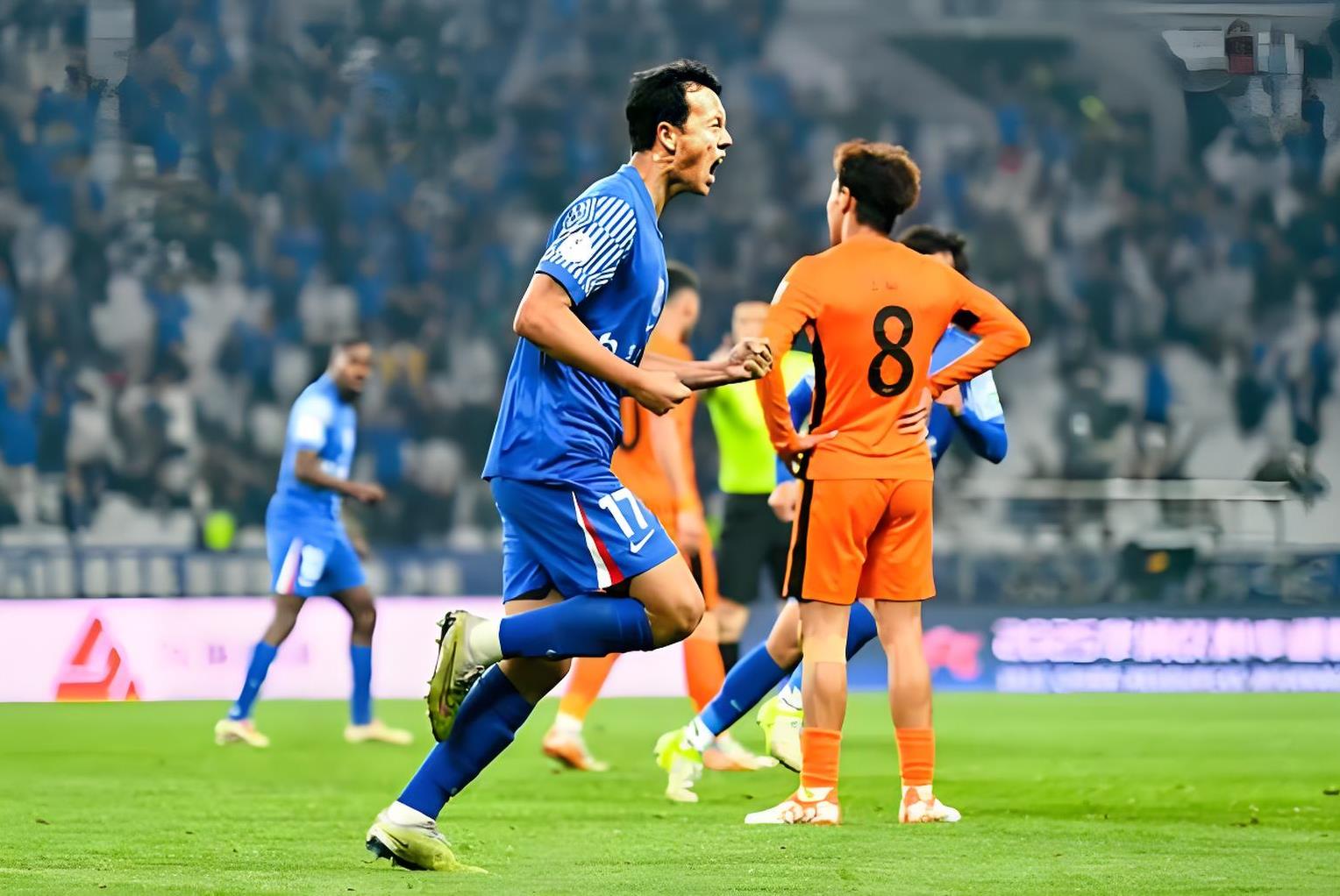 申花队员与裁判发生口角,赛场紧张气氛 申花队员与裁判发生口角,赛场紧张气氛