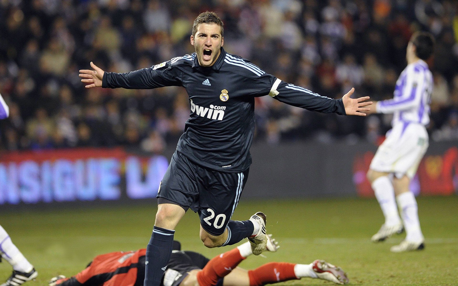 三重奏，国家荣耀、俱乐部失意与个人里程碑的足球之夜